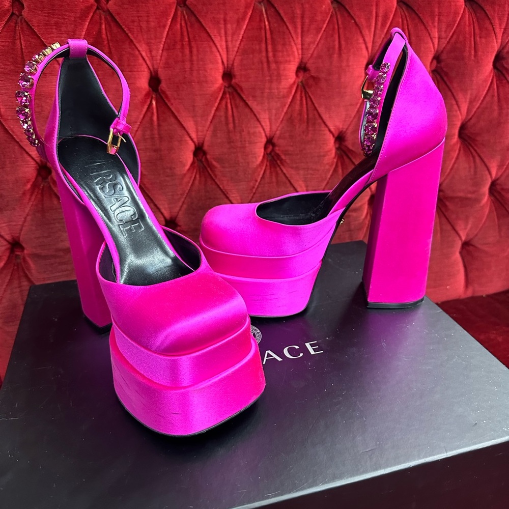 Versace
Satin Platform Pumps Pink